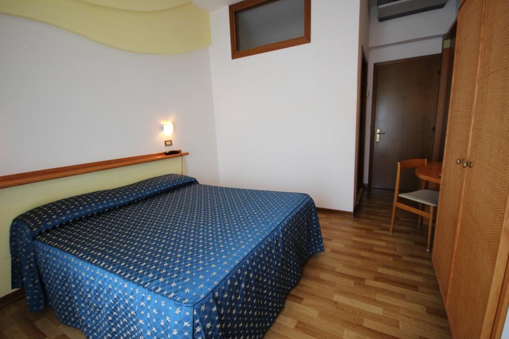 Hotel Roma Лидо ди Йезоло Стая снимка